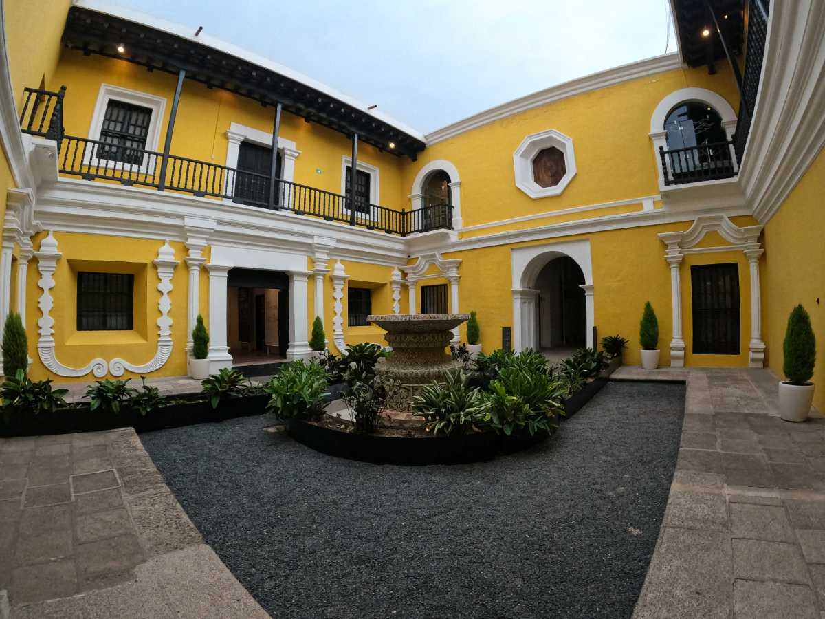 Antigua obklopená sopkami🇬🇹